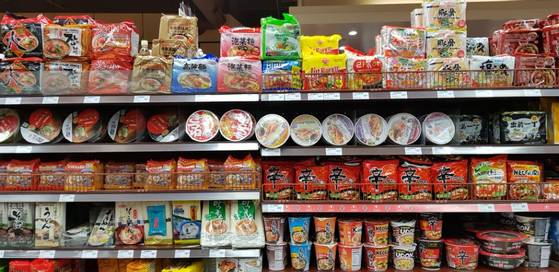 미국 로스앤젤레스(LA) 외곽 치노밸리의 대만계 대형 슈퍼마켓 ‘99 랜츠 마켓’의 라면코너. 한국 농심 신라면 뿐 아니라 일본, 중국 등 다양한 나라의 인스턴트 라면들이 전시돼 있다. 최준호 기자