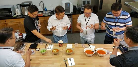 신동엽 농심아메리카 법인장이 점심시간에 사내 '크리에이티브 룸'에서 연구개발실 연구원들과 함께 새로운 면요리를 시식해보고 있다. 최준호 기자