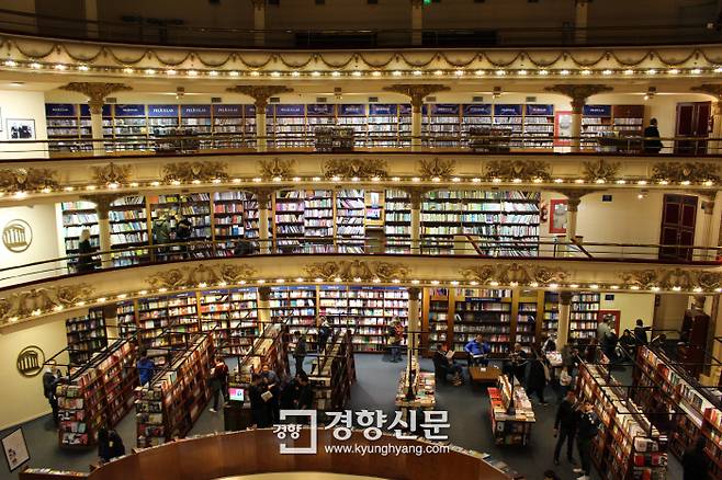 1층과 2층엔 서적이, 3층엔 클래식과 탱고 음반이 전시돼 있다. 지하층에선 어린이 서적과 대중음악 음반을 판매한다.