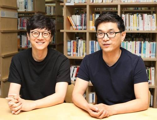 장정선 NLP센터장(우측)과 양푸름 기획자 [엔씨소프트 제공]