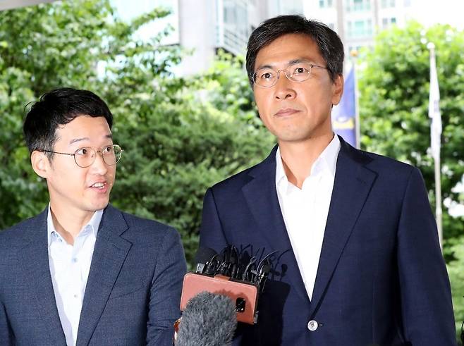 수행 비서를 위력으로 성폭행한 혐의 등을 받는 안희정 전 충남지사가 지난 2일 오전 서울 마포구 서부지방법원에서 열린 첫 공판에 출석하고 있다. 박종식 기자 anaki@hani.co.kr