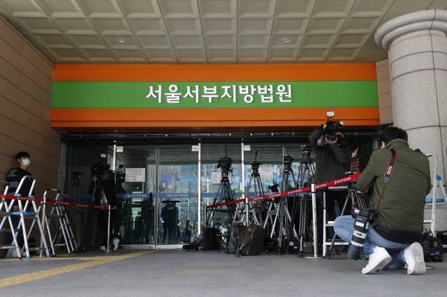 안희정 전 충남도지사의 영장실질심사가 예정되어 있던 지난달 26일 오후 안 전 지사가 심사에 출석하지 않으면서 서울서부지법 앞에서 안 전 지사를 기다리던 취재진들이 자리를 정리하고 있다. 이정아 기자 leej@hani.co.kr