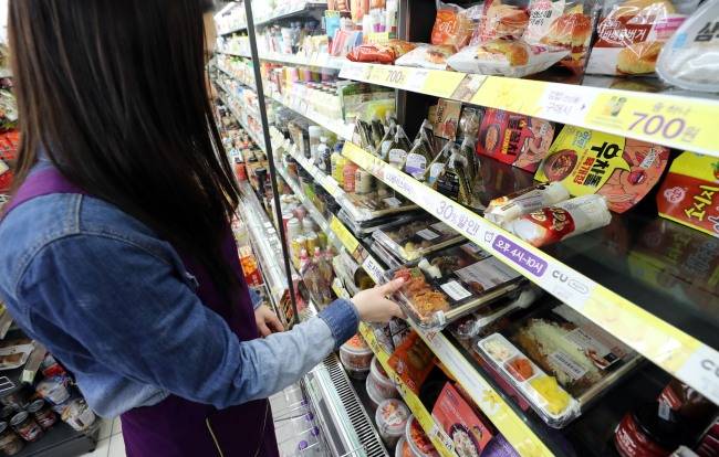 다음달 1일부터 편의점에 대해 적용됐던 2.0~2.5%대 카드 수수료율이 1.7~2.3% 수준으로 인하 적용될 방침이다. [제공=연합뉴스]