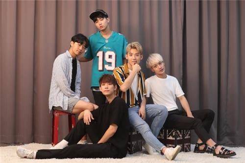 개그 아이돌 코쿤 (서울=연합뉴스) 강민지 기자 = 개그 아이돌 코쿤이 지난 25일 오전 서울 종로구 수송동 연합뉴스에서 진행된 인터뷰에 앞서 포즈를 취하고 있다. 2018.7.26