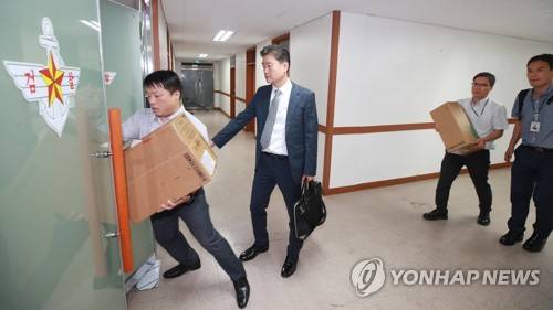 심야에 압수수색 상자 옮기는 특수단 (서울=연합뉴스) 홍해인 기자 = 기무사 계엄령 문건 관련 수사를 펼치고 있는 국방부 특별수사단 관계자들이 지난 25일 밤 서울 용산구 국방부 검찰단 별관에 마련된 특별수사단 사무실로 압수수색 자료가 든 것으로 보이는 상자를 옮기고 있다.  hihong@yna.co.kr