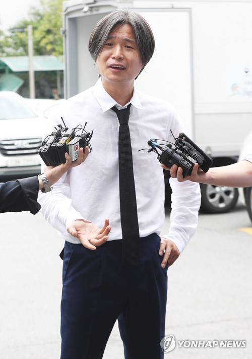 주진우 기자가 이재명 경기지사의 '여배우 스캔들'과 관련 참고인 조사를 받기 위해 지난 25일 경기 성남시 분당경찰서로 들어가며 취재진 질문에 답하고 있다.