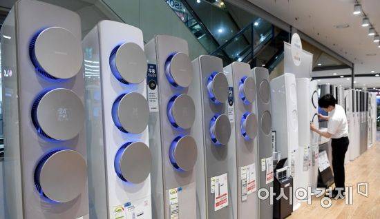 폭염과 열대야로 기록적인 무더위가 계속되면서 에어컨 판매가 급증하고 있는 18일 서울 용산구의 한 대형 가전매장에서 직원이 진열된 에어컨을 점검하고 있다./김현민 기자 kimhyun81@