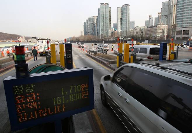 고속도로 통행료 미납의 98%는 하이패스 차로에서 발생한다. [중앙포토]