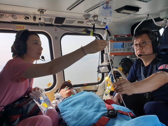 양혁준 응급센터장과 김효선 간호사가 닥터헬기에서 환자에게 수액 등 약물치료를 하고 있다. 양영유 기자