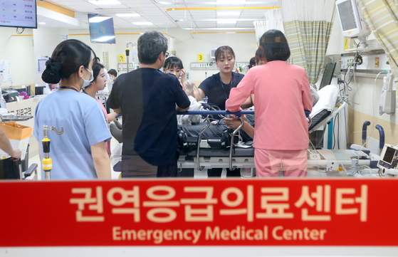 의료진이 서산에서 인천으로 긴급 이용한 환자를 권역응급의료센터에서 치료하는 모습. 최정동 기자