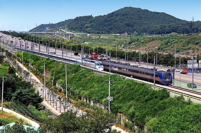 공항철도 노선을 달리고 있는 KTX((왼쪽). 오른쪽은 공항열차다. [중앙포토]