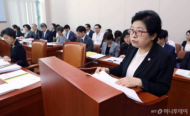 【서울=뉴시스】홍효식 기자 = 정현백 여성가족부 장관이 27일 오전 서울 여의도 국회 여성가족위원회 회의실에서 열린 전체회의에 출석해 업무보고를 하고 있다. 2018.07.27.   yesphoto@newsis.com  <저작권자ⓒ 공감언론 뉴시스통신사. 무단전재-재배포 금지.>