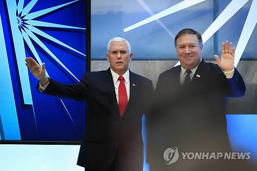 美주최 '종교 자유' 첫 장관급 국제회의 개최 (워싱턴 AP=연합뉴스) 마이크 펜스 미국 부통령(왼쪽)이 26일(현지시간) 워싱턴DC 국무부에서 열린 '종교의 자유 증진을 위한 장관급회의'에서 연설을 마친 뒤 마이크 폼페이오 미국 국무장관과 함께 손을 흔들며 인사하고 있다. 종교의 자유를 주제로 한 이 국제회의는 미국 국무부 주관으로 올해 처음 열리는 것으로, 종교의 자유분야 모범국가 80여 개국 및 관련 국제기구, 시민사회, 종교단체 인사 등이 초청된 것으로 알려졌다.      lkm@yna.co.kr