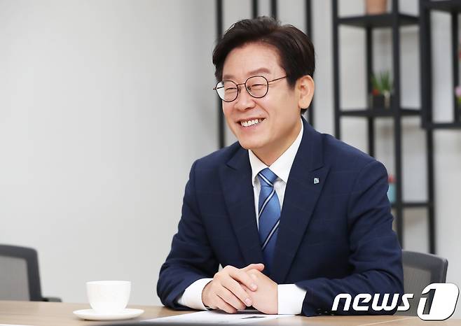 이재명 경기도지사가 27일 오후 경기도 수원시 팔달구 경기도청 집무실에서 뉴스1과 인터뷰를 하고 있다. 2018.7.27/뉴스1 © News1 오장환 기자