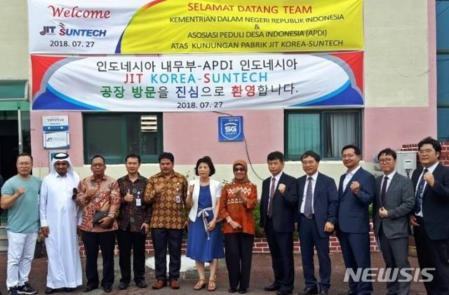 【창원=뉴시스】 홍정명 기자 = 지난 27일 오후 경남 창원시 의창구 동읍 태양광 패널 제작업체인 썬테크에서 장희철(오른쪽 다섯 번째) 대표가 수출 계약 체결을 위해 회사를 방문한 인도네시아 내무부 차관(오른쪽 여섯 번째), 내무부 소속 프로젝트담당 수행협회(APDI) 회장(오른쪽 여덟 번째) 등과 기념촬영을 하고 있다.2018.07.28.(사진=선테크 제공) photo@newsis.com