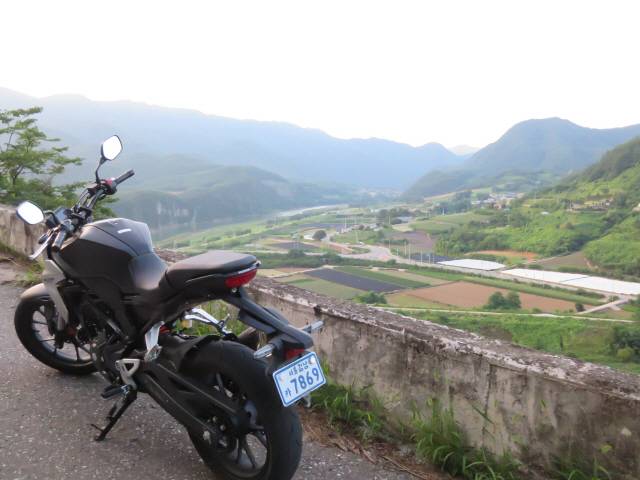 참고로 CB300R과 CB125R은 크기가 단 몇 ㎜ 차이로 거의 비슷합니다.