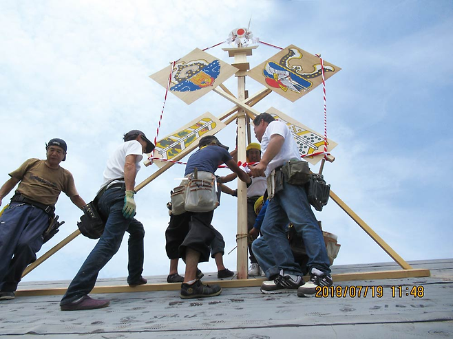 전통적인 상량식, 야구루마(矢車)를 지붕에 올리고 있는 쇼쿠닌(職人)들 ⓒ이인자 제공