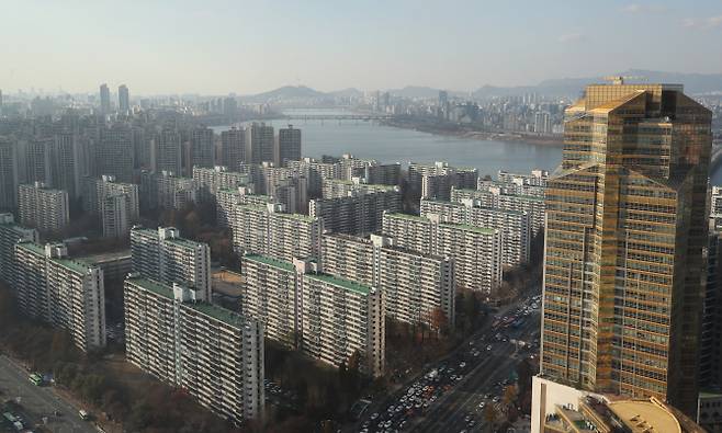 서울 송파구 잠실동 잠실주공5단지 아파트(왼쪽)와 신천동 롯데캐슬골드(오른쪽) 모습. (사진=연합뉴스)