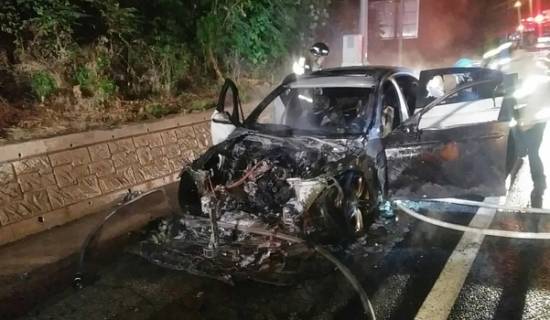 29일 오전 0시28분쯤 강원도 원주시 판부면 금대리 중앙고속도로 춘천방면 치악휴게소 인근에서 이모(44)씨가 운전하던 BMW520d 승용차에서 불이 났다. 원주소방서 제공