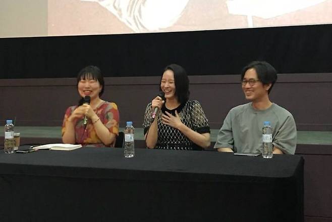 17일 오후, 서울 종로구 인디스페이스에서 영화 '여고괴담 두번째 이야기-메멘토 모리' 관객과의 대화가 열렸다. 왼쪽부터 장성란 영화 저널리스트, 배우 이영진, 민규동 감독 (사진=인디스페이스 트위터)