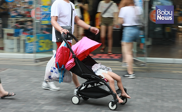 "폭염에 지쳐버린 유모차 아이" 최대성 기자 ⓒ베이비뉴스