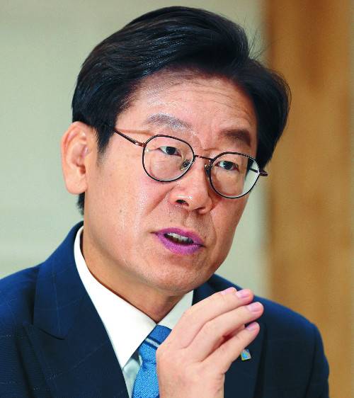 이재명 경기도지사가 지난 27일 국민일보 인터뷰에서 “성남시에서 성공한, 검증된 정책들을 경기도 전체로 확대하겠다”고 말하고 있다. 경기도 제공