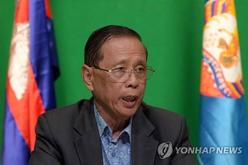 자체 집계한 득표결과 발표하는 캄보디아 여당 대변인[AFP=연합뉴스]