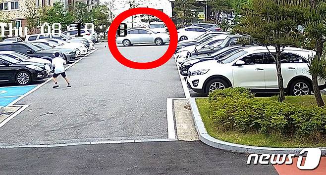 17일 오전 8시20분쯤 충북 청주시 청원구 오창읍의 한 중학교에서 교사  A씨(49‧여)가 몰던 승용차(빨간 원)가 펜스를 향해 돌진하고 있다.  (학교 제공) © News1