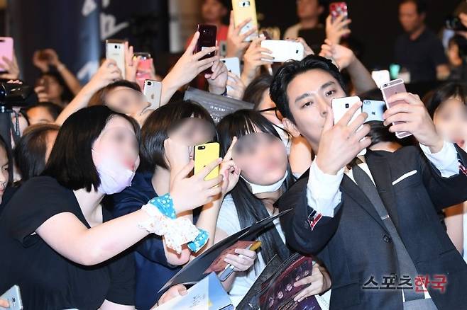 영화 '신과 함께-인과 연'(감독 김용화) 레드카펫 행사에 참석하고 있는 배우 주지훈. 사진=장동규 기자 jk31@hankooki.com