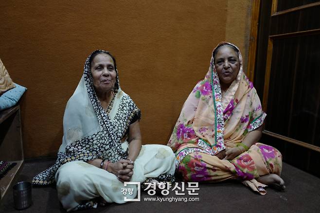 친가리 재활센터를 세운 생존자 라시다 비(60·오른쪽)와 참파 데비 슈크라(66)가 참사 당시의 경험을 설명하고 있다.