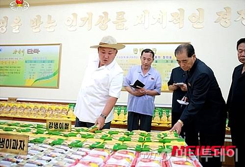 강냉이 가공품 공장을 시찰하는 김정은 북한 노동당 위원장. /사진=뉴시스