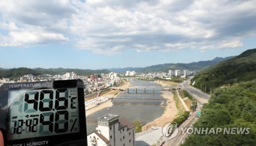 홍천 '40.6도'…관측 이래 전국 최고 더위 (홍천=연합뉴스) 양지웅 기자 = 전국에 최강 폭염이 맹위를 떨치는 1일 오후 강원 홍천군 홍천읍 일대 온도가 40.6도를 가리키고 있다. 이날 홍천 기온은 40.6도까지 올라 관측 이래 전국 최고 기온을 기록했다. 2018.8.1      yangdoo@yna.co.kr