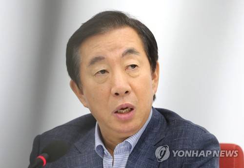 김성태, "군 내부 기밀이 어떻게 시민단체로" (서울=연합뉴스) 김주형 기자 = 자유한국당 김성태 원내대표(오른쪽)가 1일 오후 국회에서 기무사 문건과 관련한 기자회견을 열고 발언하고 있다. 2018.8.1      kjhpress@yna.co.kr