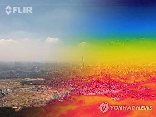 [최악폭염] 역대급 폭염에 붉게 물든 서울 (경기광주=연합뉴스) 김도훈 기자 = 1907년 기상관측 이래 역대 최고 기온을 기록한 1일 오후 경기도 광주시 남한산성에서 일반카메라와 열화상 카메라로 촬영한 사진을 합성한 모습.       열화상 카메라로 촬영한 사진은 온도가 높을수록 붉게 낮을수록 푸르게 표시된다. 2018.8.1      superdoo82@yna.co.kr