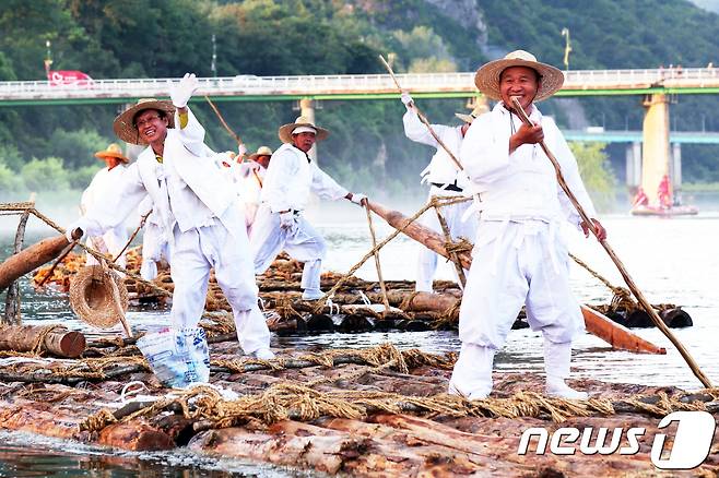 영월 동강뗏목축제 개막..뗏목 시연 눈길 사로잡아