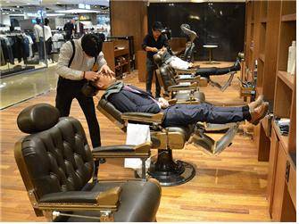 롯데백화점 부산본점 4층 바버숍에서 남성고객이 서비스를 받고 있는 모습
