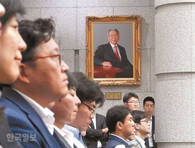 대법원 직원들이 1일 오전 서울 서초동 대법원에서 열린 퇴임식서  고영한 대법관의 퇴임사를 듣고 있다. 고 대법관은 퇴임사에서 양승태 대법원장 시절 법원 행정처장직을 수행했던 일에 대해 "사법 독립에 대해 말할 자격 없다"고 하며 사과했다. 고영권 기자