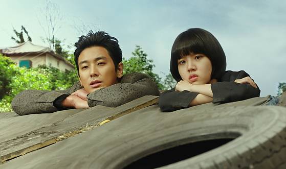 2편에서 저승차사 해원맥(주지훈 분)과 덕춘(김향기 분)은 재개발구역에 사는 노인의 수명을 거두러 갔다가 집을 지키는 성주신(마동석 분)에게 기가 죽어 그를 돕는 신세가 된다. [사진 롯데엔터테인먼트]