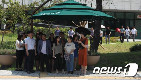 뜨거운 폭염에 그늘막 아래로 모인 시민들. /사진제공= 뉴스1