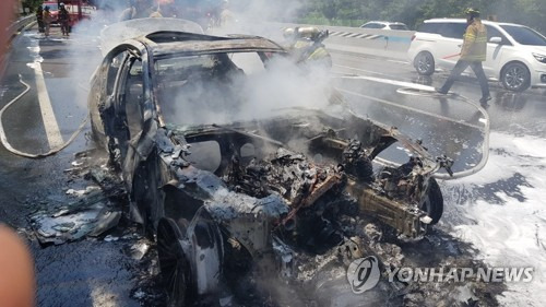 불에 탄 BMW 520d 승용차 (원주=연합뉴스) 2일 오전 11시 47분 강원도 원주시 부론면 흥호리 영동고속도로 강릉방면 104㎞ 지점에서 리콜(시정명령) 조치에 들어간 차종과 같은 모델인 BMW 520d 승용차에서 또 불이 나 소방대원 등이 진화하고 있다.  [강원경찰청 고속도로순찰대 제공]    jlee@yna.co.kr