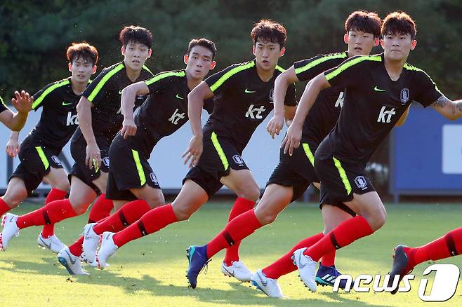 2018 자카르타-팔렘방 아시안게임 남자 축구 대표팀 선수들이 1일 오후 경기 파주시 축구국가대표팀 트레이닝센터(NFC)에서 훈련을 하고 있다. 2018.8.1/뉴스1 © News1 민경석 기자