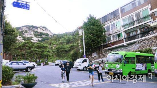 인왕산을 가로막고 있던 옥인 시범아파트가 철거되면서 탁 트인 풍광을 통해 겸재 정선의 화폭 속 풍경을 직접 확인할 수 있게 됐다. 사진 = 천지민 PD