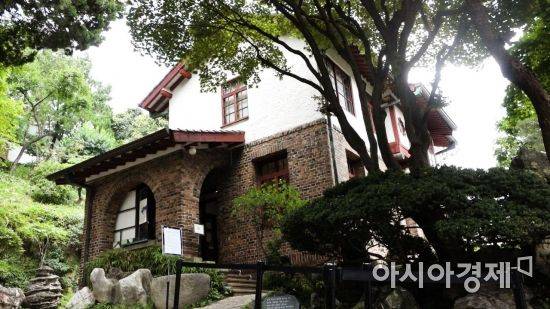 일제강점기 위세를 떨쳤던 친일파 윤덕영이 딸을 위해 지은 집은 후에 한국화의 대가 박노수 선생의 집이 되어 지금은 그의 작품세계와 생활상을 전시한 미술관으로 탈바꿈했다. 사진 = 천지민 PD