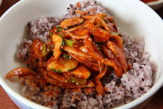 선경준치횟집의 준치회무침. 고추장 양념으로 버무린 준치살을 밥에 비벼 먹는다. 손민호 기자