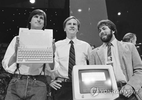 1984년 스티브 잡스(왼쪽)과 스티브 워즈니악(오른쪽) [AP=연합뉴스]