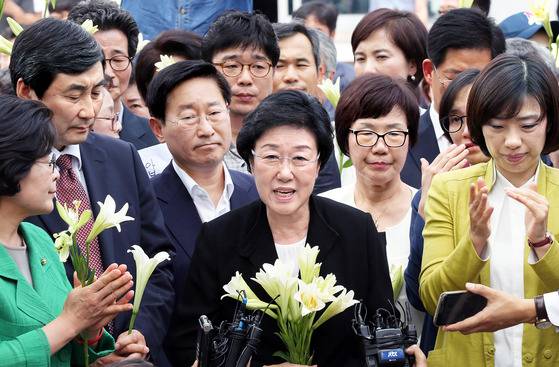 2015년 8월 한명숙 전 총리(앞줄 왼쪽 넷째)가 동료 의원과 지지자들에게 인사말을 하고 있다. 한 전 총리 뒤쪽에 있는 왼쪽 셋째가 박범계 더불어민주당 의원. [중앙포토]