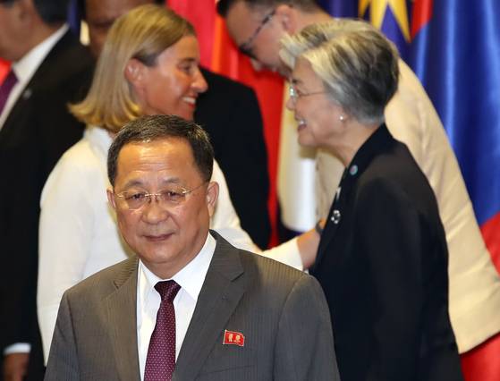 이용호 북한 외무상이 4일 싱가포르 엑스포 컨벤션센터에서 열린 아세안지역안보포럼(ARF)에서 기념촬영 뒤 자리로 향하고 있다. 오른쪽은 강경화 외교부 장관. [연합뉴스]