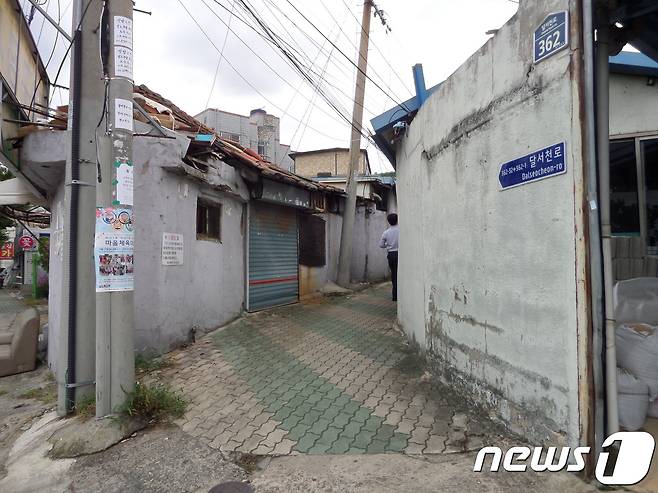 도시재생 뉴딜 시범사업이 진행될 대구 서구 원대동의 좁은 골목길과 낡은 주택들(대구 서구 제공)© News1