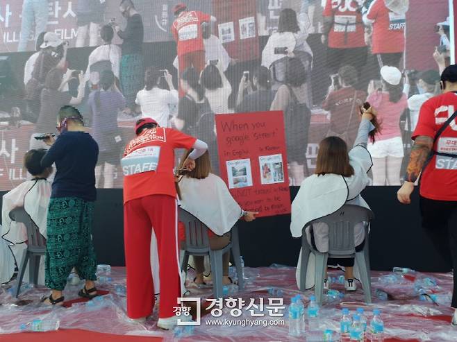 4일 서울 광화문광장에서 열린 ‘제4차 불법촬영 편파수사 규탄 시위’에서 참가자들이 삭발식을 진행하고 있다. 선명수 기자