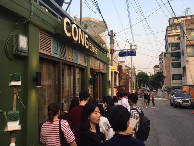 On Friday evening, a long line formed in front of Cong Caphe (Im Eun-byel / The Korea Herald)